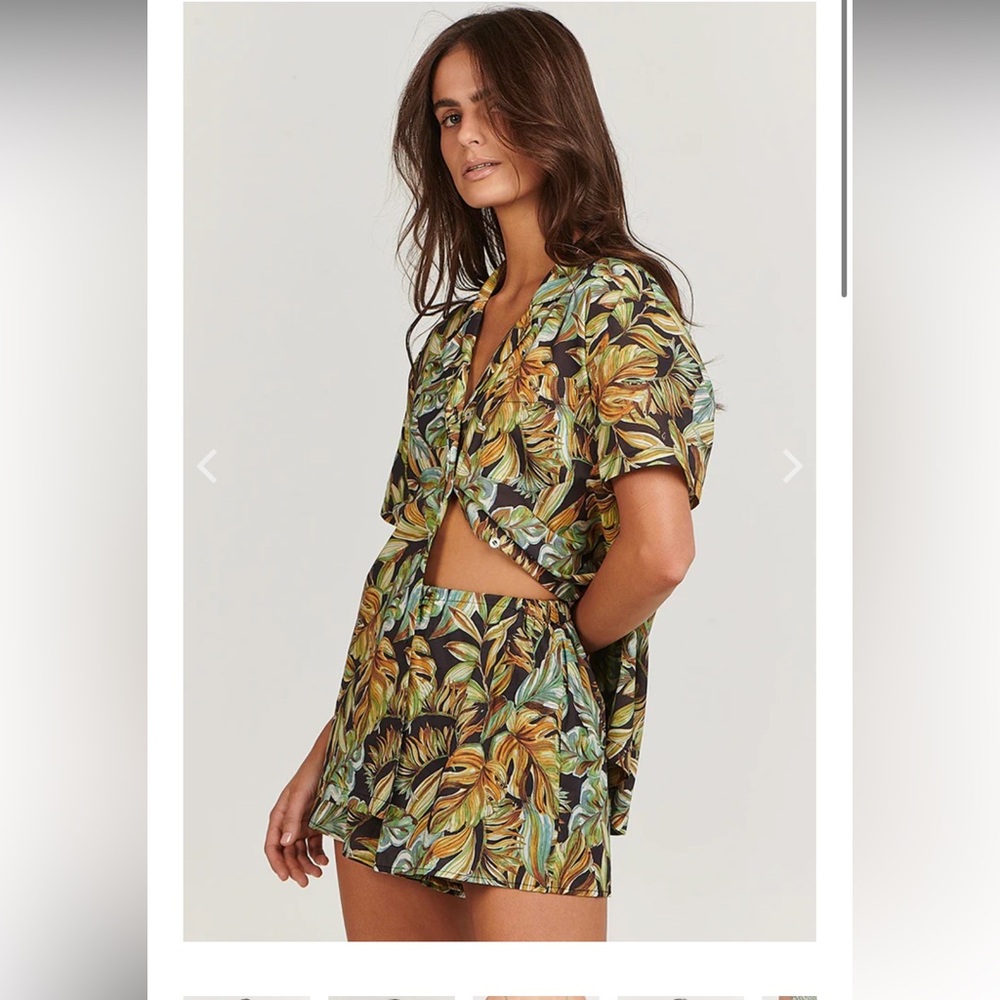 NWT CHARLIE HOLIDAY Harlow Shorts in Tropical Palm Size 8